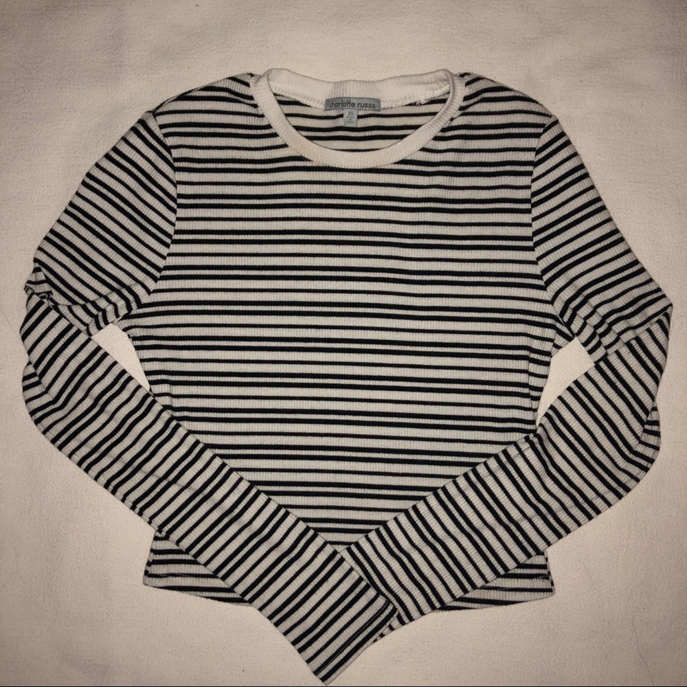 Black and white long-sleeve crop top